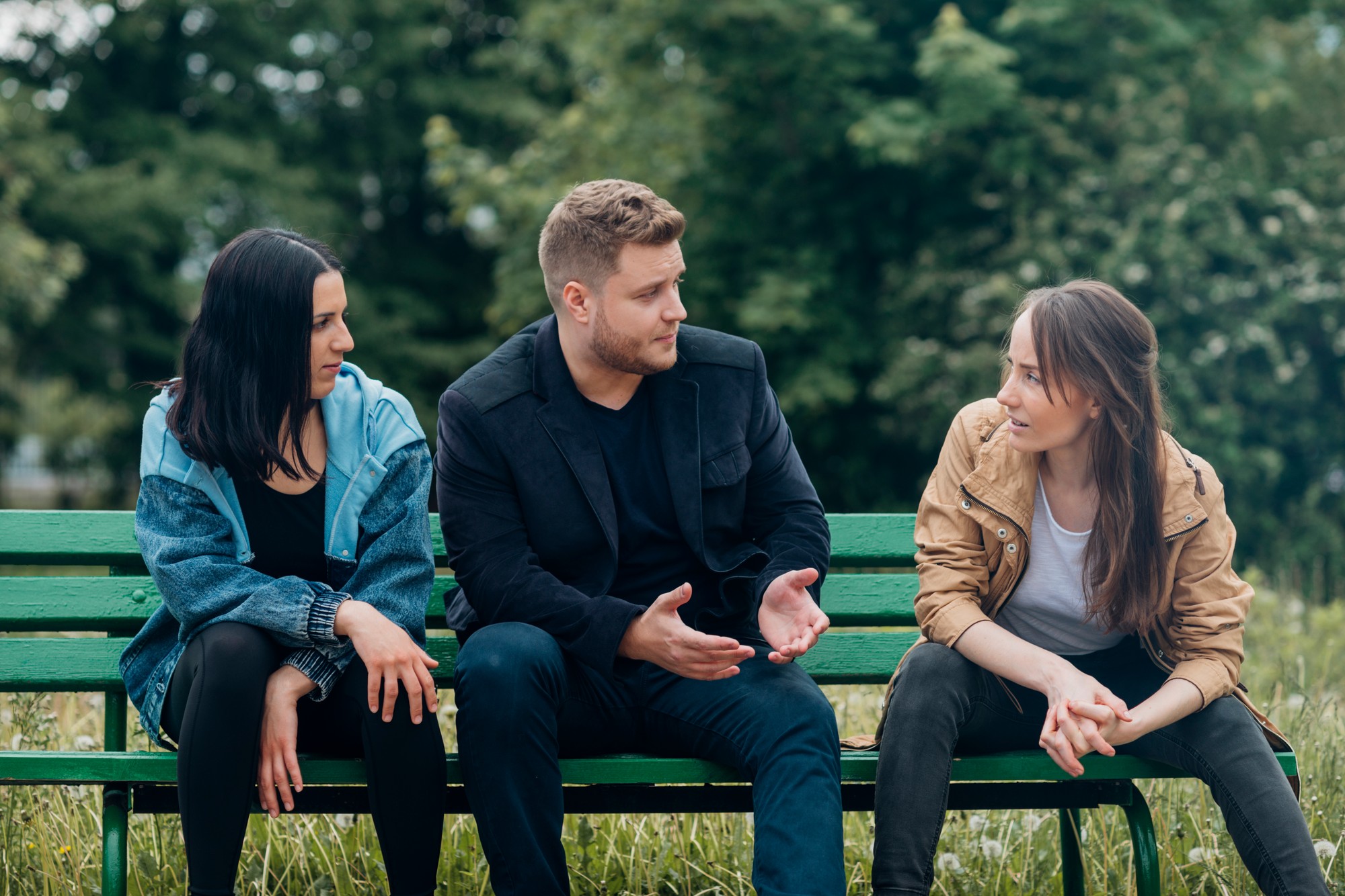Pocit vylúčenia sa môže objaviť aj v dospelosti, napríklad v pracovnom kolektíve. Staršie skúsenosti môžu ovplyvniť, ako človek interpretuje správanie ostatných a nejednoznačné sociálne situácie. (Ilustračný obrázok)