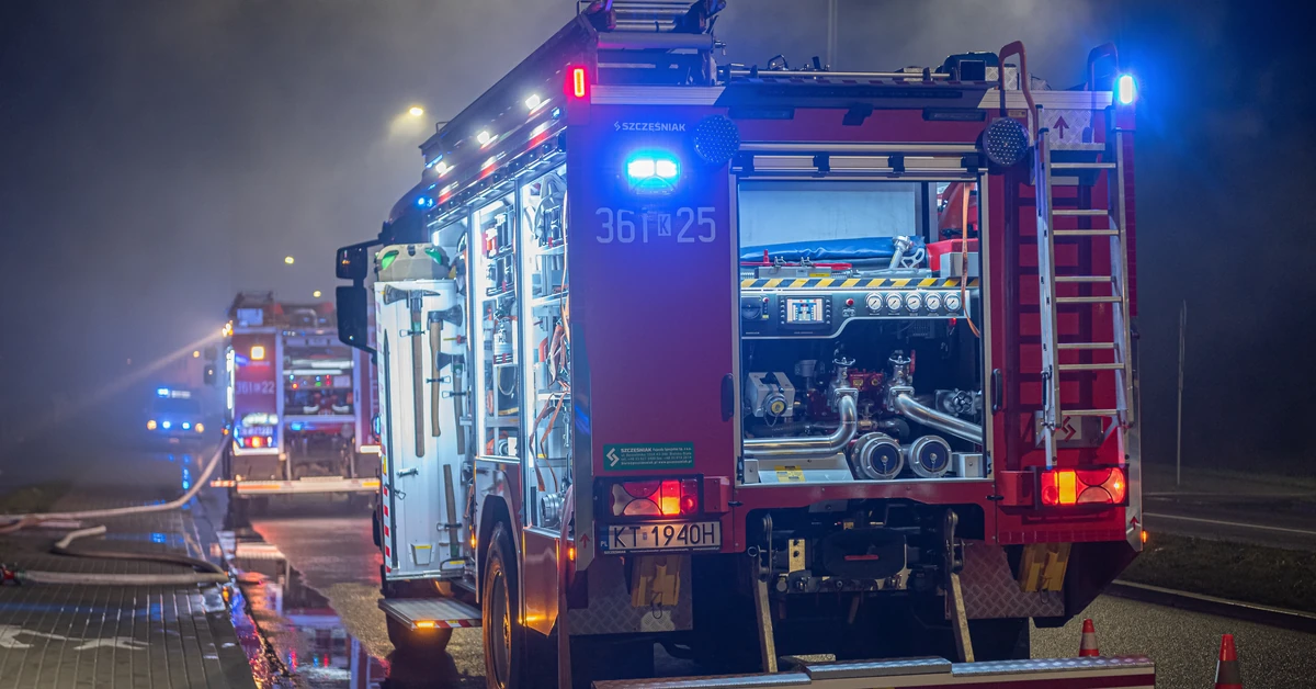 Wielki pożar w zakładzie obróbki opon. RCB wydało alert ws. zadymienia