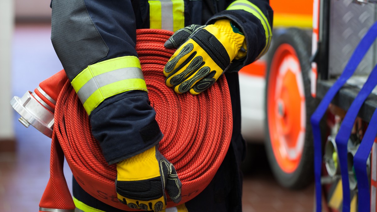 Minionej doby strażacy interweniowali 128 razy w związku z silnym wiatrem i intensywnymi opadami deszczu - poinformował dziś rzecznik PSP Paweł Frątczak. Dodał, że według danych Rządowego Centrum Bezpieczeństwa ok. 4200 odbiorców pozbawionych jest prądu.