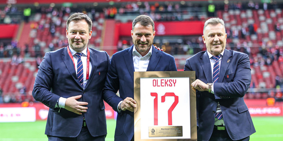 W marcu przy okazji meczu z Albanią Marcin Oleksy odebrał pamiątkę z rąk prezesa PZPN Cezarego Kuleszy.