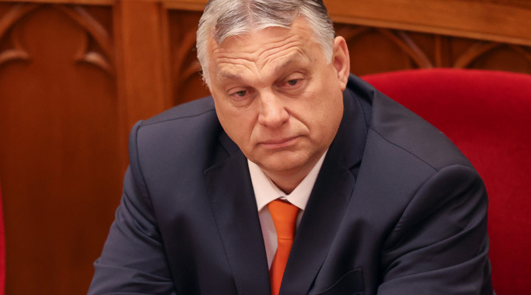 Orbán most már nem arany nyakkendőt hord, hanem narancsszínűt / Fotó: Varga Imre