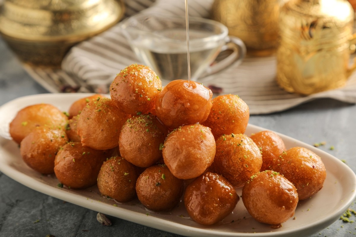 Loukoumades to greckie, maleńkie pączki, które wprost rozpływają się w ustach