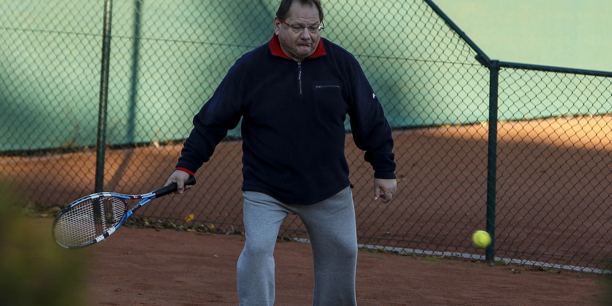 Ryszard Kalisz gra w tenisa