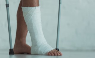 Wypadek podczas prywatnej wizyty w firmie to nie wypadek przy pracy