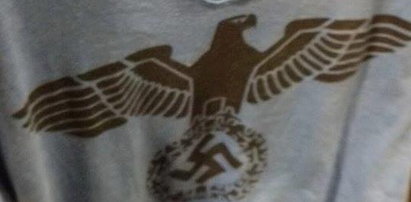 Koszulka ze swastyką w warszawskim sklepie. "Ludzie to kupują"