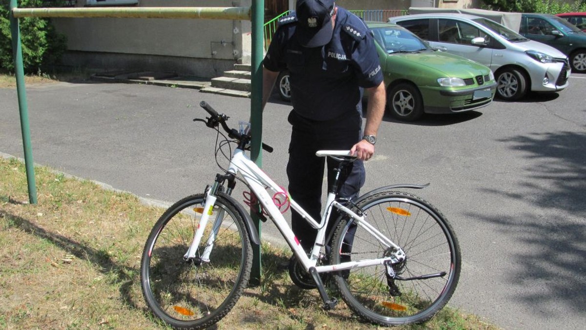 Zielonogórska policja przyznaje, że takie sytuacje zdarzają się rzadko - na komisariacie zjawił się mężczyzna i oznajmił, że ukradł rower. Tłumaczył, że był wtedy pijany i nie wiedział, co robi. Po dwóch dniach, dręczony wyrzutami sumienia, postanowił sam przyznać się do winy. Wskazał także lombard, w którym sprzedał jednoślad. Pomimo tego, nie uniknie on kary.