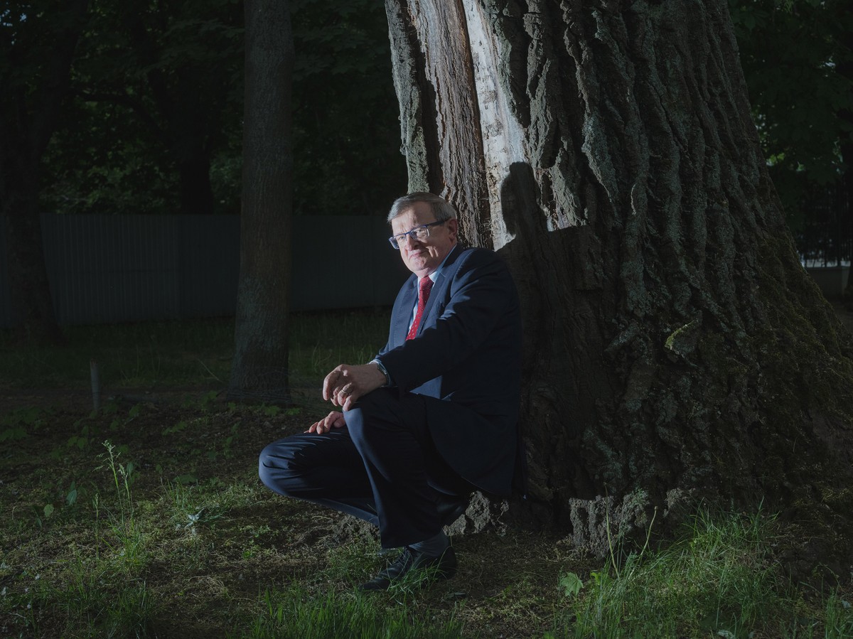 Tadeusz Cymański - poseł, polityk i współzałożyciel Solidarnej Polski. W latach 2011–2014 poseł Parlamentu Europejskiego. W latach 90. był członkiem Porozumienia Centrum, a w latach 2002–2011 należał do PiS