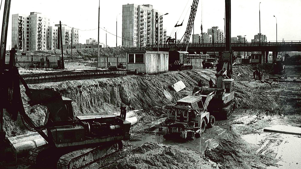 Jubileusz warszawskiego metra. Dokładnie 30 lat temu, 15 kwietnia 1983 roku, został wbity w ziemię pierwszy stalowy pal na budowie tunelu na Ursynowie. Ten dzień uznawany jest za moment rozpoczęcią budowy podziemnej kolejki. Pierwsza linia została oddana do użytku w całości ćwierć wieku później.