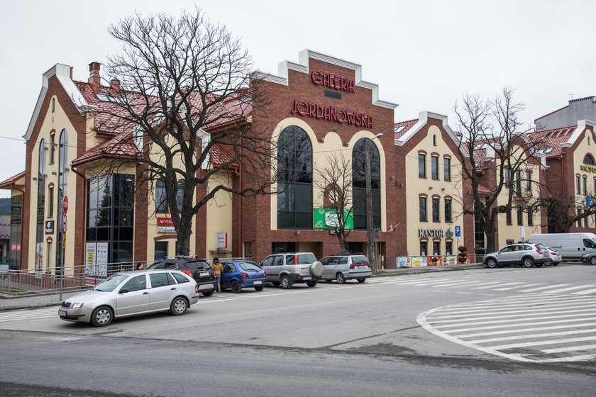 Bogacz uciszył młodych ludzi nożem. Stanął przed sądem