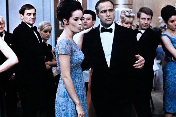 Geraldine Chaplin jako tańcząca dziewczyna i Marlon Brando jako Ogden Mears w filmie "Hrabina z Hongkongu" (1967)