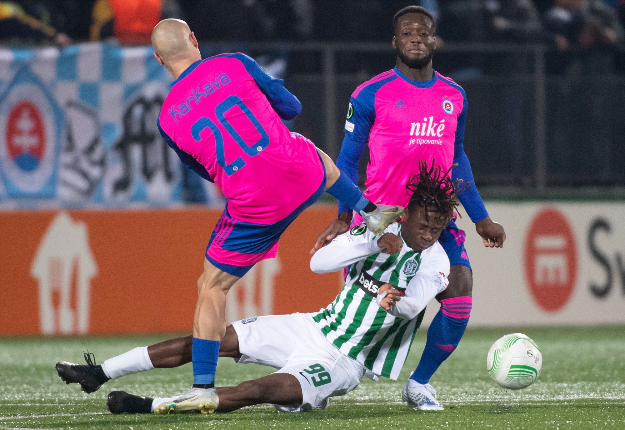 Vľavo Džaba Kankava, vpravo Myenty Abena (obaja Slovan) a uprostred Mathias Oyewusi (Vilnius).