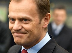 Spada poparcie dla rządu i premiera