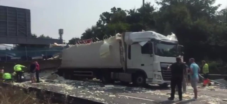 Kładka dla pieszych zawaliła się na autostradzie. Co najmniej jedna osoba jest ranna