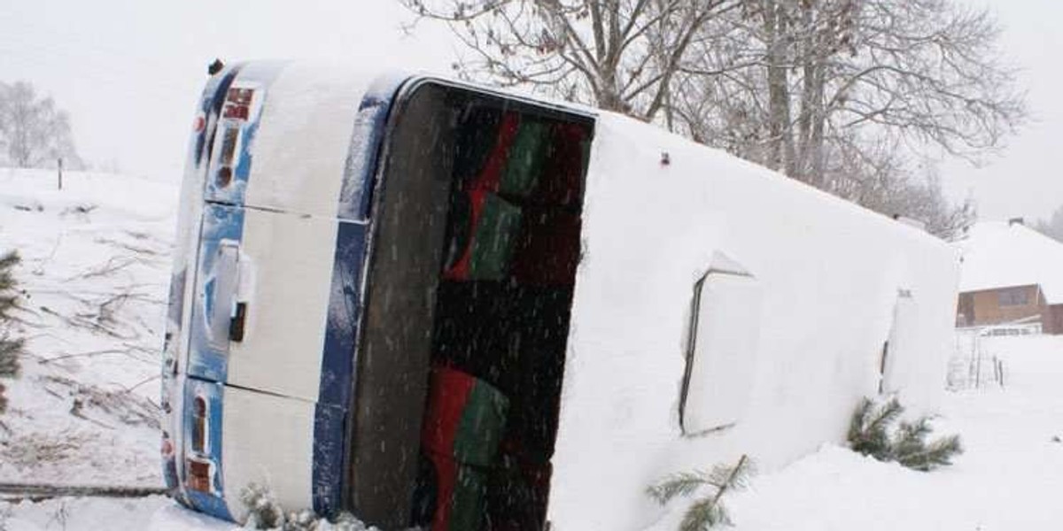 Autobus wywrócił się w śnieg