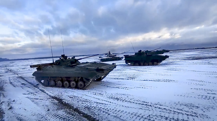 Az orosz védelmi minisztérium sajtószolgálata által közreadott, videófelvételről készült képen orosz és fehérorosz tankok részt vesznek egy fehérorosz-orosz közös hadgyakorlaton a Breszt közelében lévő gyakorlótéren 2022. február 2-án / Fotó: MTI/AP/Az orosz védelmi minisztérium sajtószolgálata
