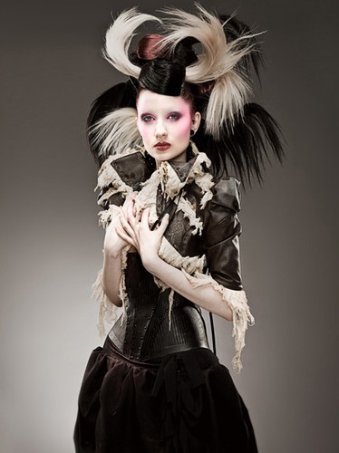 Takich gorsetów jeszcze nie widzieliście. Antiseptic Fashion szokuje niebanalnymi krojami oraz odważną stylizacją