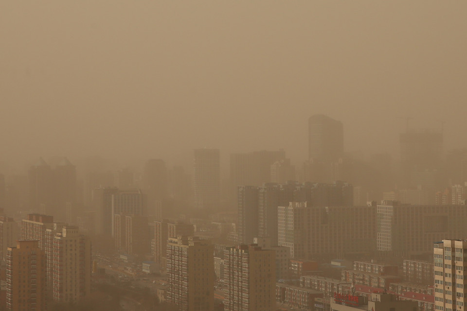 Żółte niebo nad Pekinem - smog i burza piaskowa