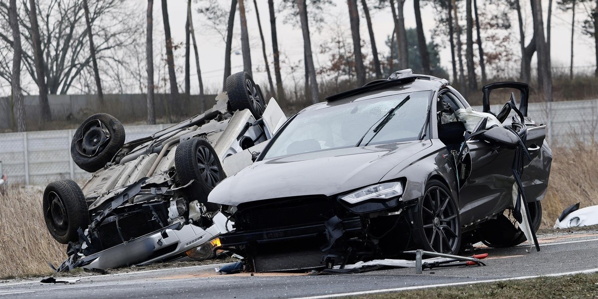 Zdjęcia z miejsca wypadku pokazują rozmiar tragedii. 