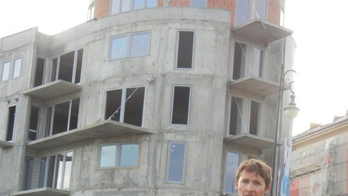 Muzyk zażartował z naszego kraju wrzucając na facebooka swoje zdjęcie z niewykończonym budynkiem w tle i podpisem "Hmmm... to mój hotel w Polsce".
