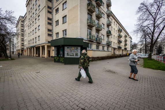 Grażyna Kotolińska od 34 lat prowadzi kiosk Ruchu. Mówi, że ludzie traktują go jak konfesjonał.