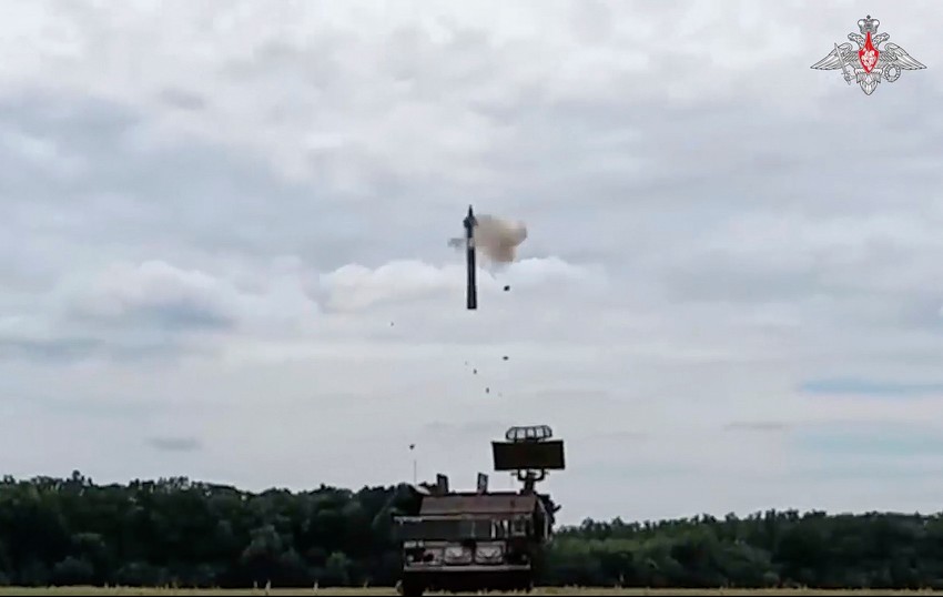 Ruski protivavionski sistem Tor-M2 lansira raketu u pograničnoj Kurskoj oblasti 20. septembra