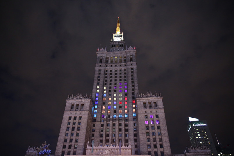 Okna Pałacu Kultury i Nauki od strony ul. Marszałkowskiej zostały oświetlona kolorowymi światłami. Wszystko za sprawą popularnej gry Tetris.