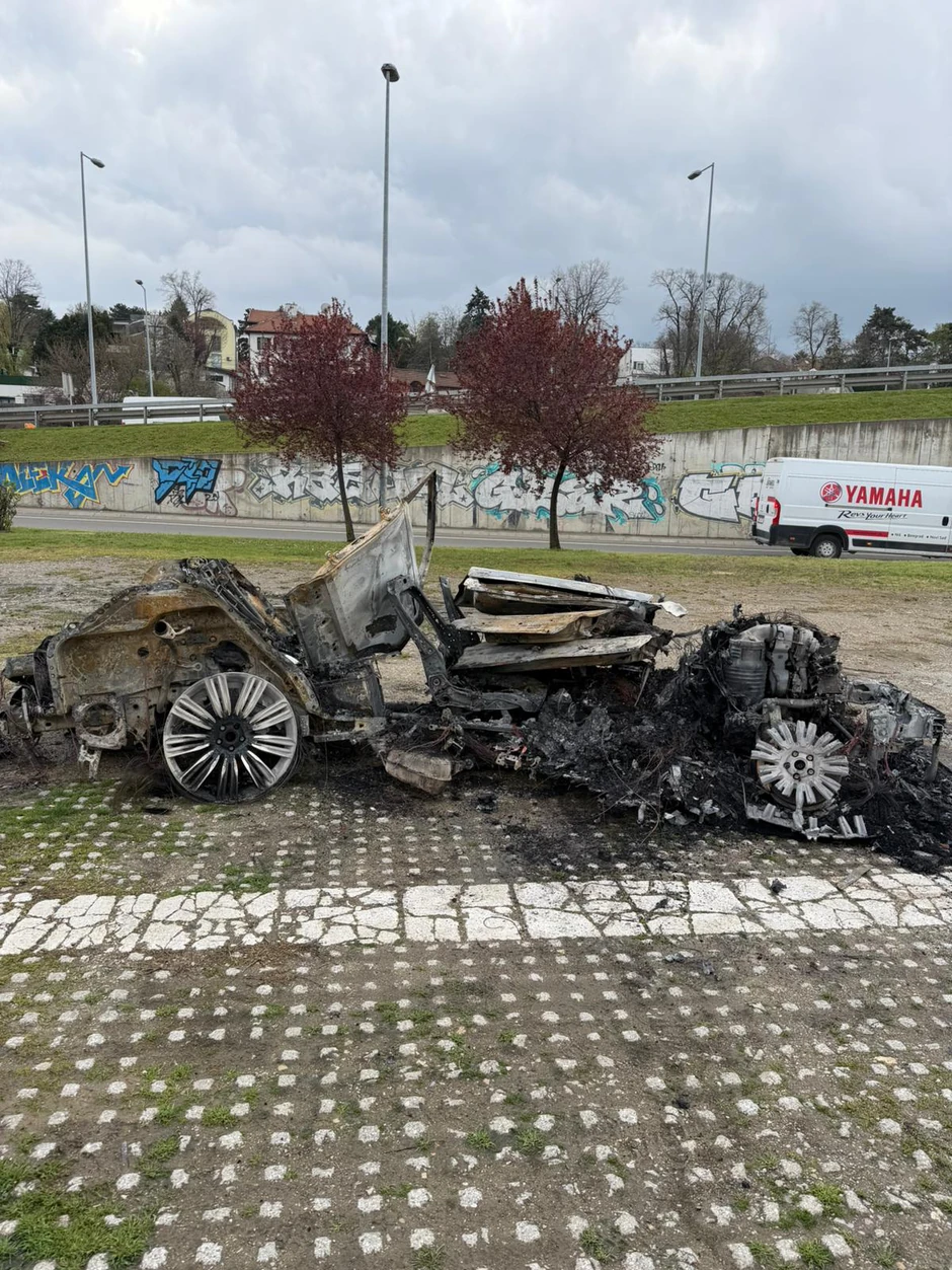 Izgoreo auto kod Mosta na Adi