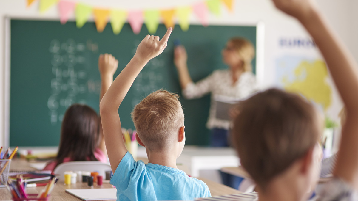 Jestem nauczycielem z 13-letnim stażem, moja żona podobnie. Jest mi bardzo przykro, gdy czytam te wszystkie bzdury na temat nauczycieli. Większość osób piszących te głupoty nie ma pojęcia o pracy nauczyciela, albo patrzy tylko na negatywne przykłady. Tak można robić z każdym zawodem - znaleźć nierzetelnego policjanta/lekarza/pielęgniarkę i mówić na ich przykładzie o wszystkich - pisze w liście do redakcji Onetu pan Maciej.