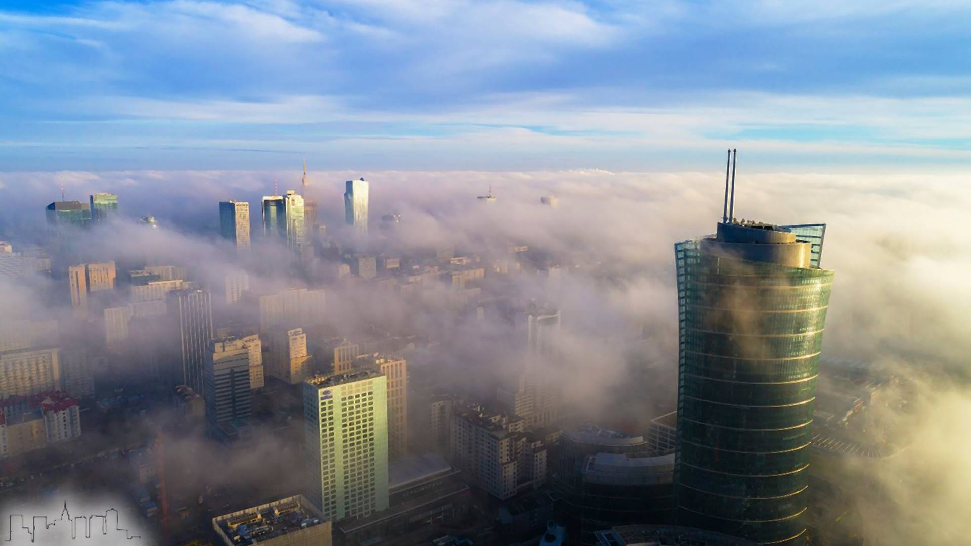 "Chmury dosłownie pływały między wieżowcami". Zachwycające zdjęcie z Warszawy