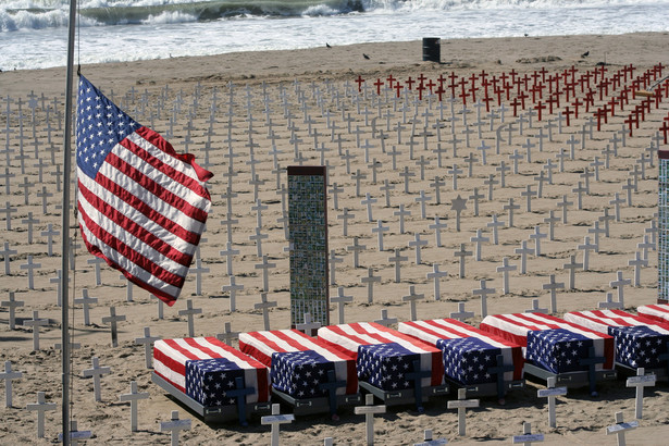 Antywojenny happening "Arlington West" w Santa Monica, ponad 4 tys. krzyży reprezentuje żołnierzy poległych w Iraku, fot. Rainer Herhaus