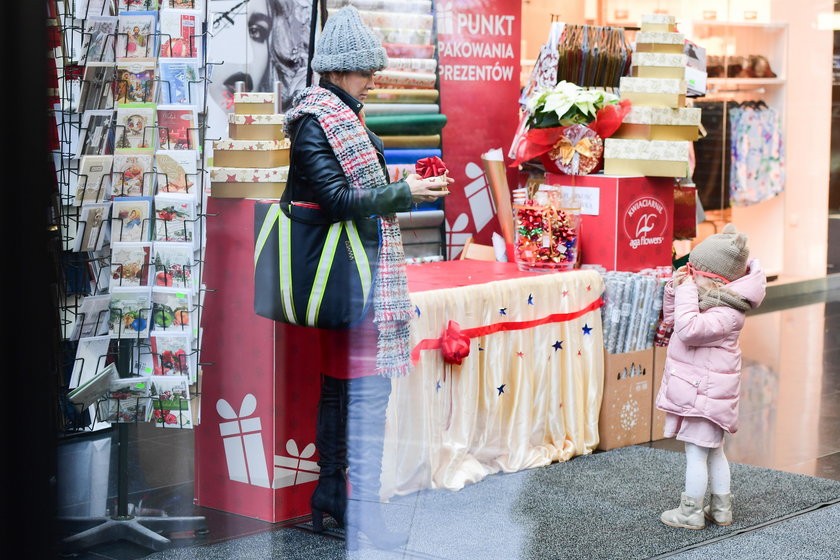 Anna Powierza w końcu kupiła choinkę