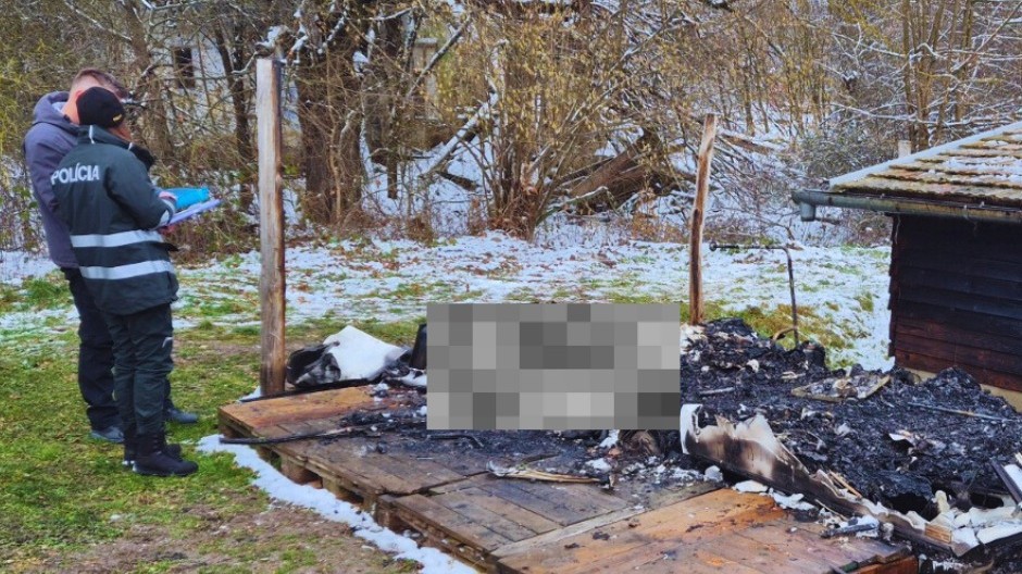 Žena zomrela pri utorkovom požiari karavanu na pozemku v obci Trebušovce.