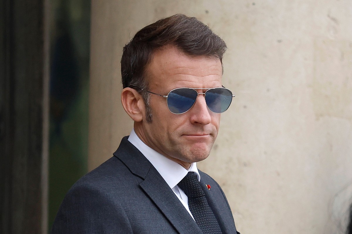 Emmanuel Macron w okularach przeciwsłonecznych