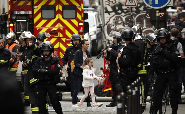 Mężczyzna przetrzymywał dwóch zakładników w centrum Paryża. Twierdził, że ma bombę