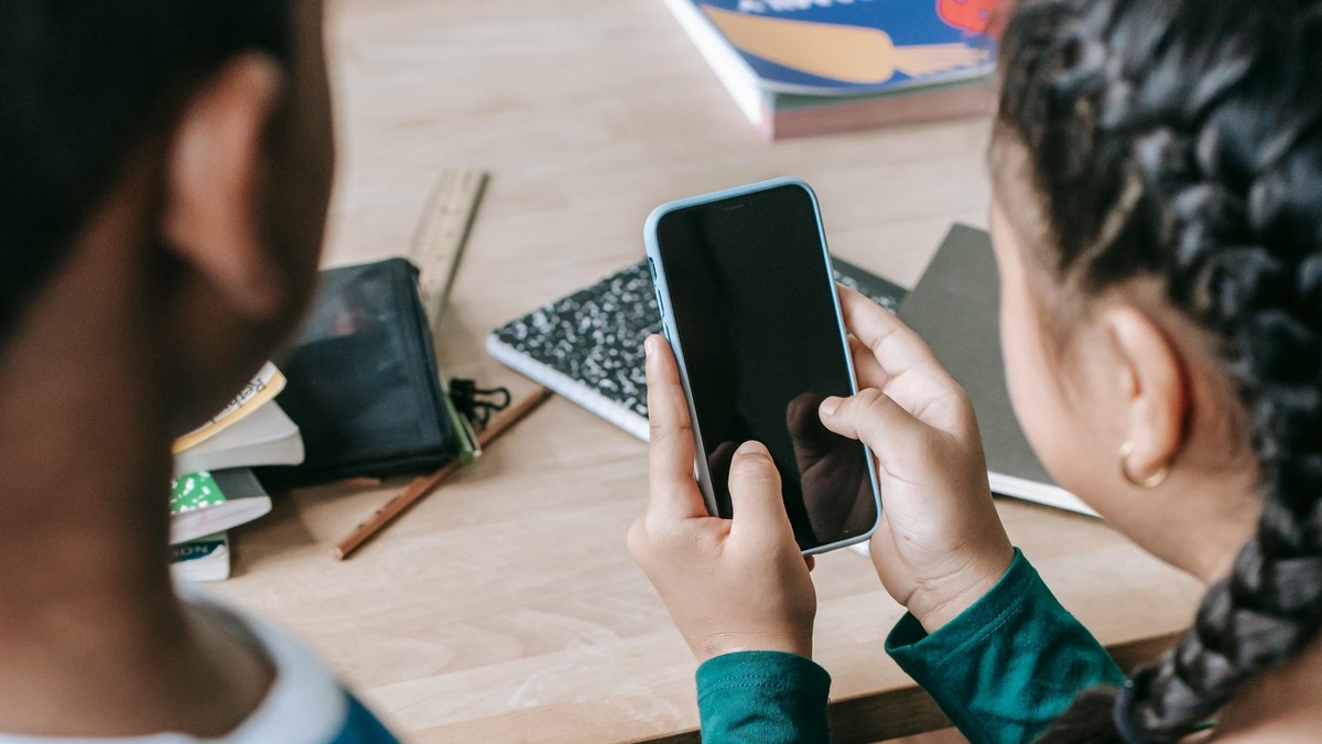 &quot;Olyan törvény kellene, amit be lehet tartani és utána be is tartják&quot; – Diákok számoltak be a mobiltelefon-korlátozásról