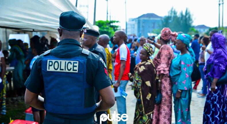 A policeman at a polling unit in Oniru. Armed officers were present at polling units and roads during the election (Pulse)
