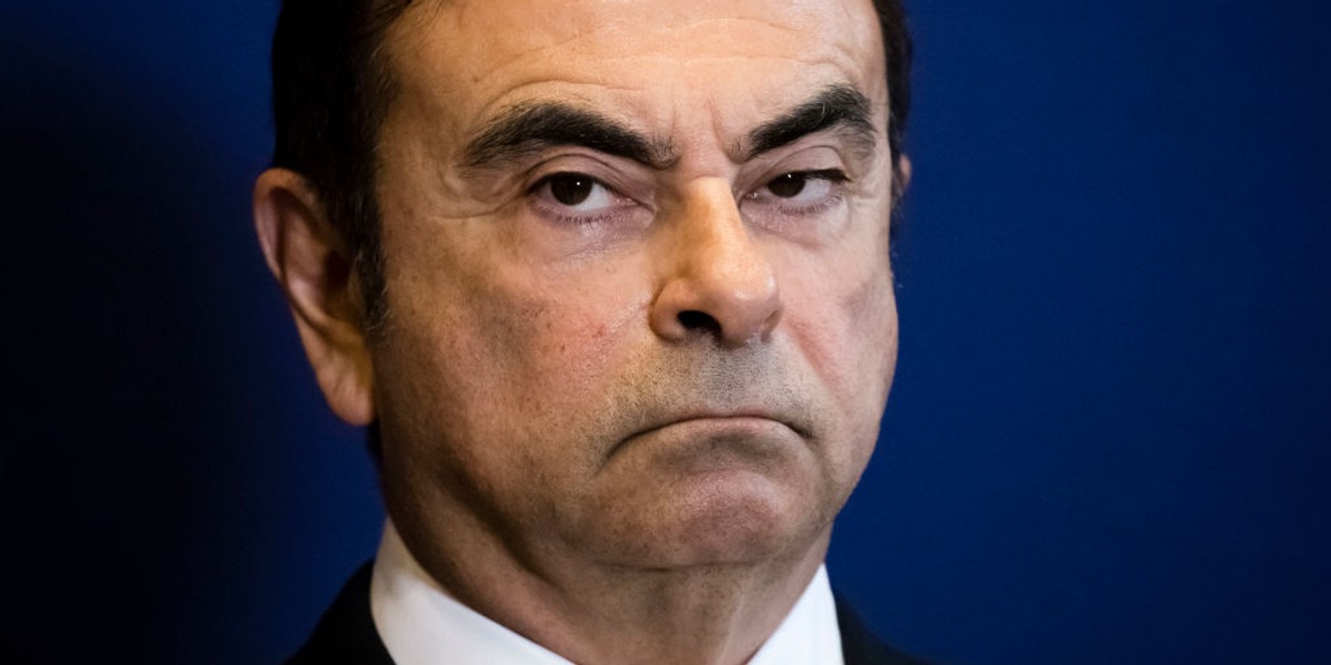 Carlos Ghosn, twórca sojuszu Renault-Nissan-Mitsubishi, został aresztowany 19 listopada 2018 r.  Postawiono mu zarzuty wykorzystywania funduszy firmy do celów prywatnych i zaniżenie przyznanego sobie wynagrodzenia w sprawozdaniach finansowych 