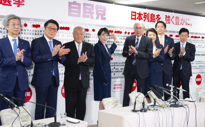 Sanae Takaiči sa poslanicima LDP nakon pobede na izborima