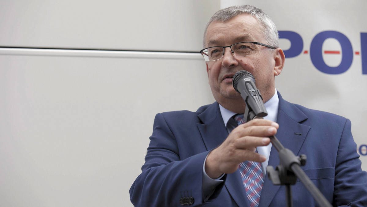 Państwo dofinansuje budowę lokalnych dróg - zapowiedział dzisiaj minister infrastrutury Andrzej Adamczyk. Samorządy mogą liczyć na pokrycie nawet 80 proc. kosztów z budżetu państwa.