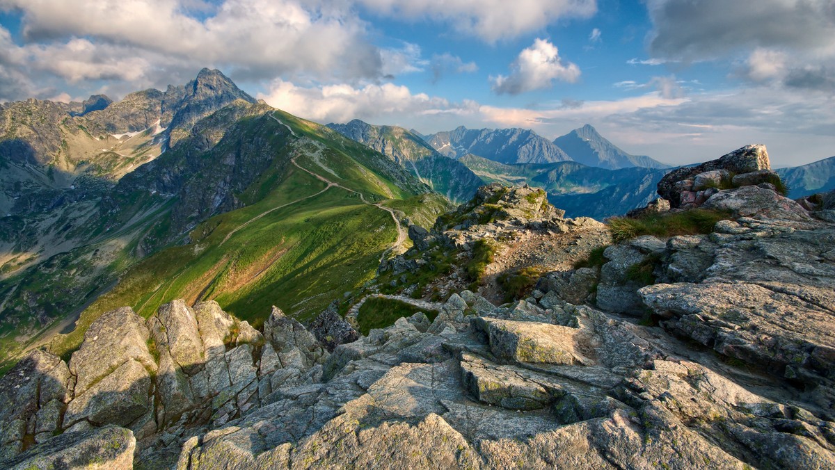 Tatry – jedyne nasze wysokie góry – od wieków przyciągały artystów poszukujących natchnienia. Dziś cieszą się stałym zainteresowaniem turystów.