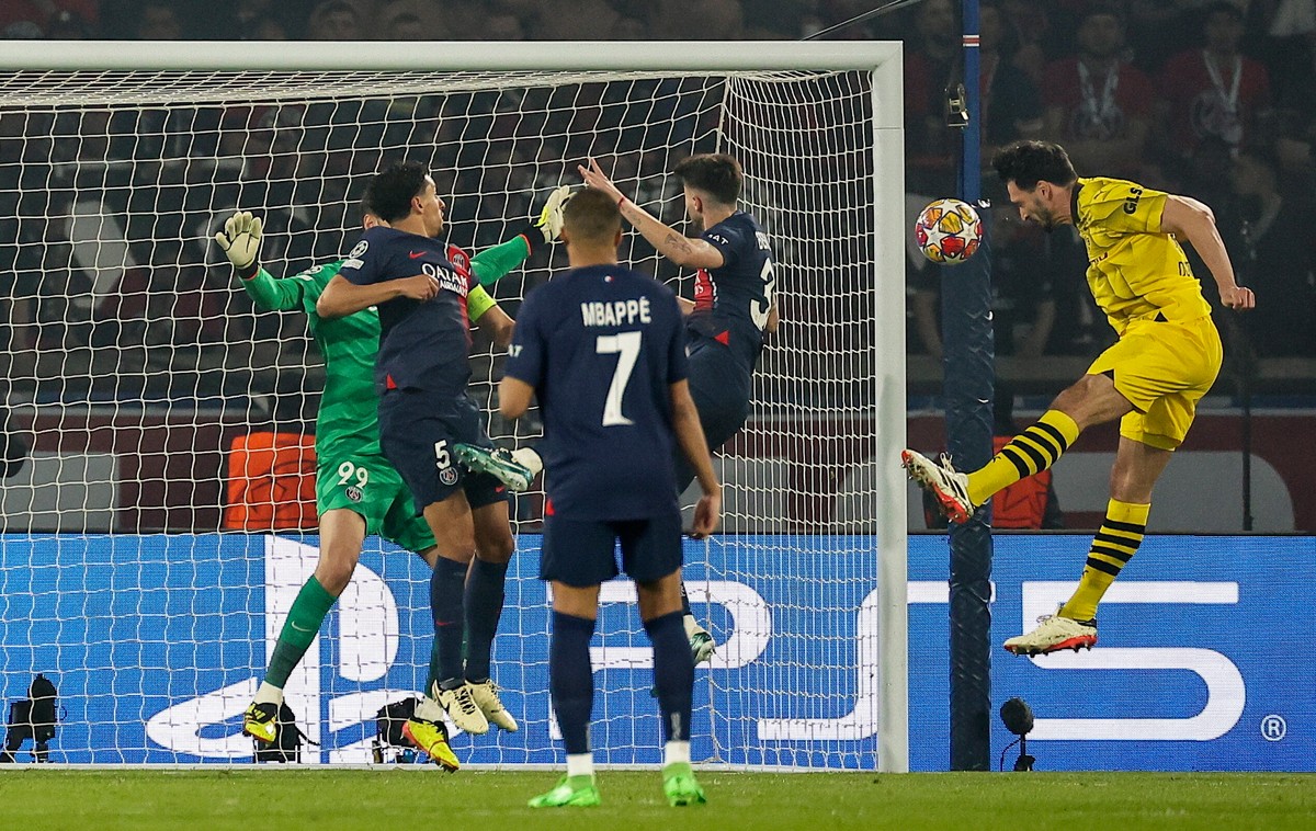Mats Hummels strzela gola dla BVB w meczu z PSG