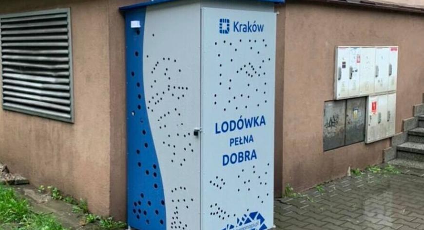 W Krakowie lodówki społeczne znajdują się na ul. Sas-Zubrzyckiego 10, Sudolskiej 7a oraz na os. Szkolnym 20