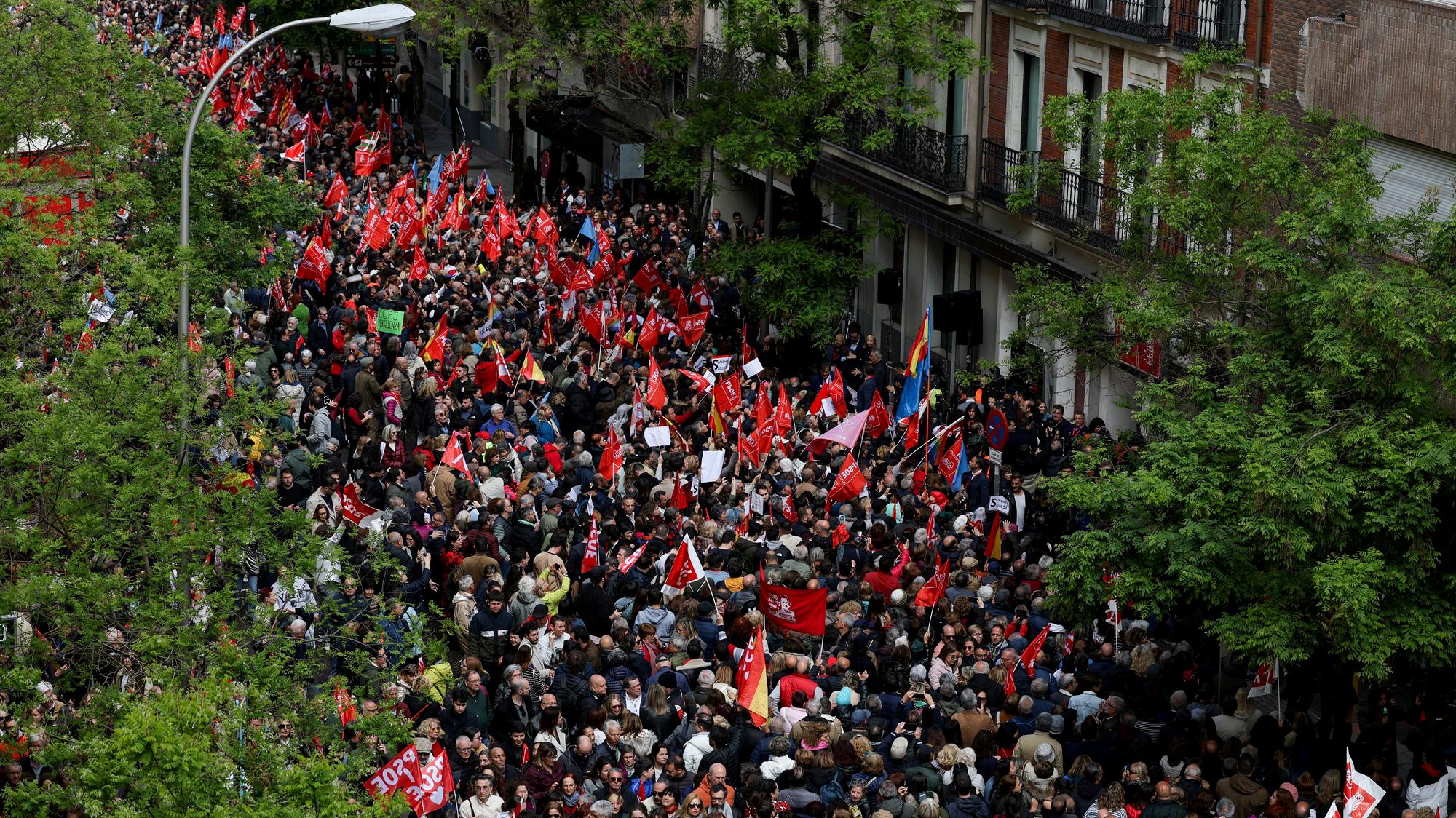 Ľudia sa zhromažďujú pred sídlom španielskej Socialistickej strany, aby vyjadrili podporu premiérovi Pedrovi Sánchezovi.