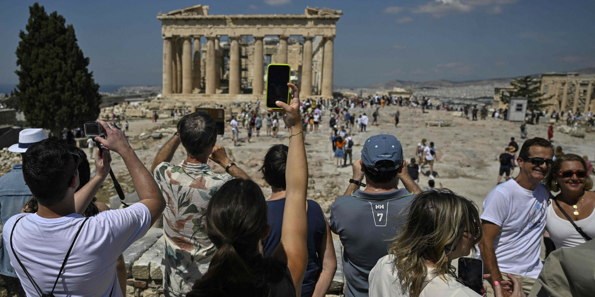 Tłum turystów odwiedza świątynię Partenon na Akropolu w lipcu 2023 r.
