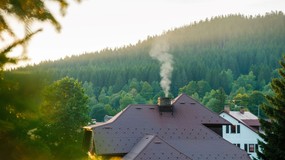 Przegląd kominiarski 2025/2026 - co ile w domu jednorodzinnym? Czy jest obowiązkowy? Czy musi być protokół od kominiarza?