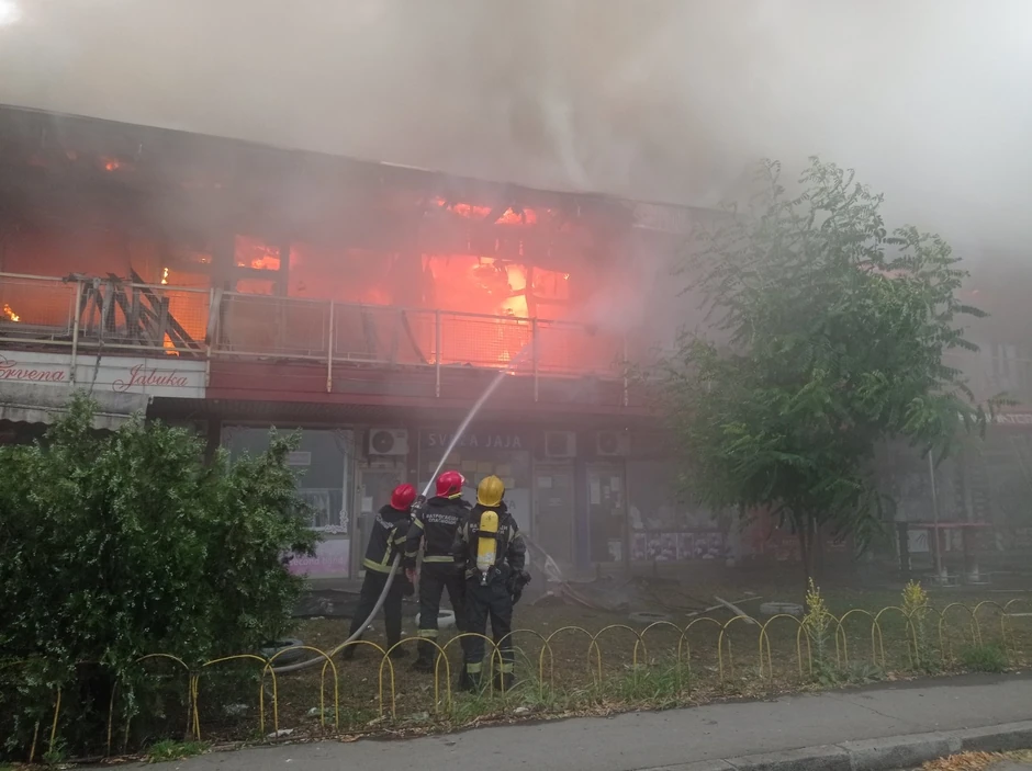 Ogroman požar u tržnom centru na Novom Beogradu