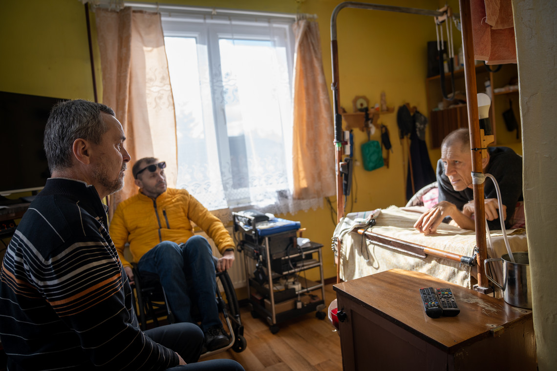 Dr Paweł Grabowski (z lewej) i jego współpracownik Adam Kujawa z wizytą u ich pacjenta Anatolija.