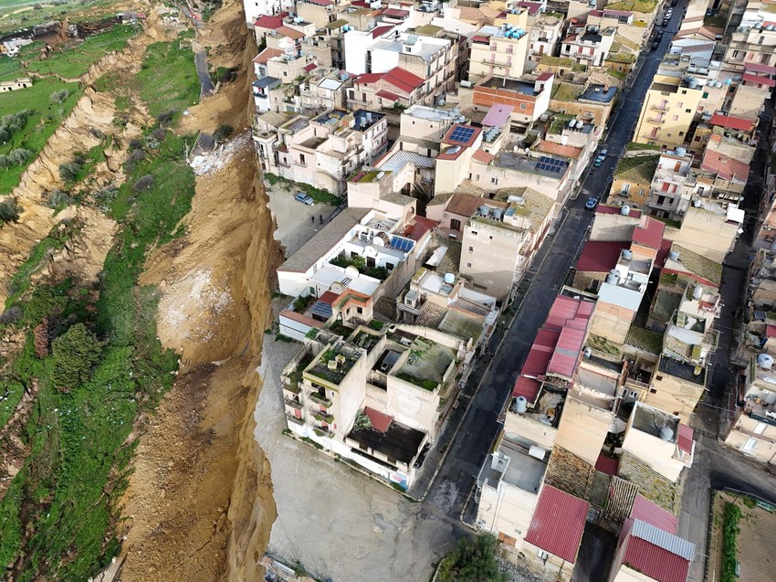 Gomila kuća je na ivici provalije