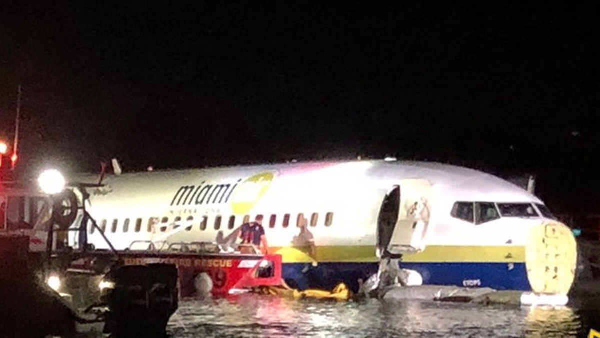 21 osób zostało rannych, gdy czarterowy samolot pasażerski Boeing 737 usiłując wylądować w bazie wojskowej, wypadł z pasa w czasie burzy z piorunami i wpadł do rzeki Świętego Jana w Jacksonville na Florydzie.