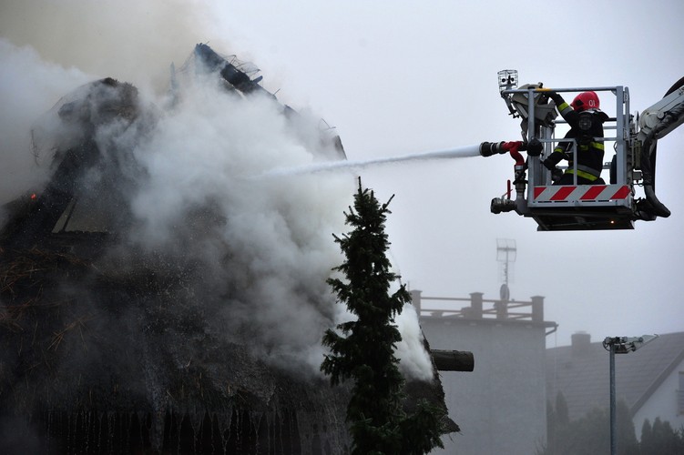 Dogaszanie pożaru w Szczecinie. Spłonęła restauracja 'Chałupa'